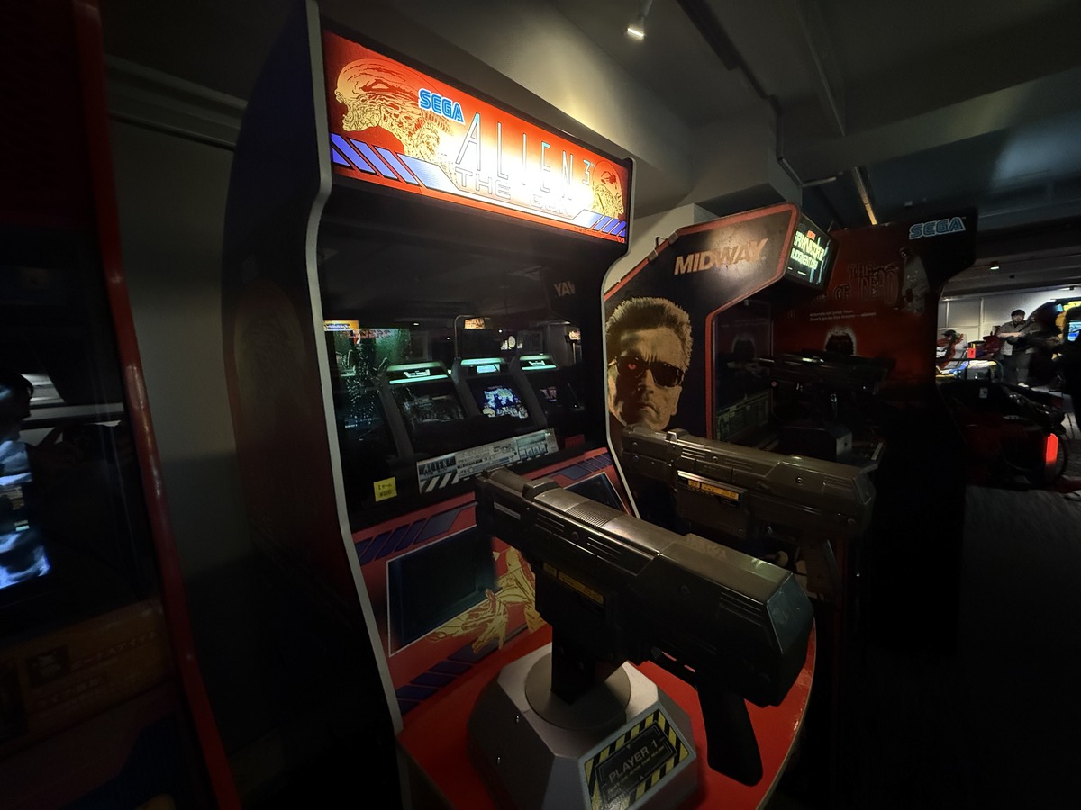 Aliens 3 arcade game with plastic gun controls.