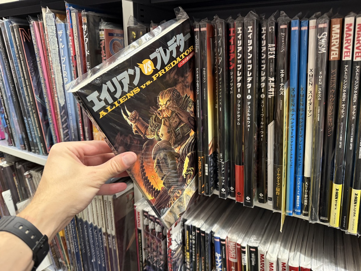 Japanese version of an Alien versus Predator graphic novel.