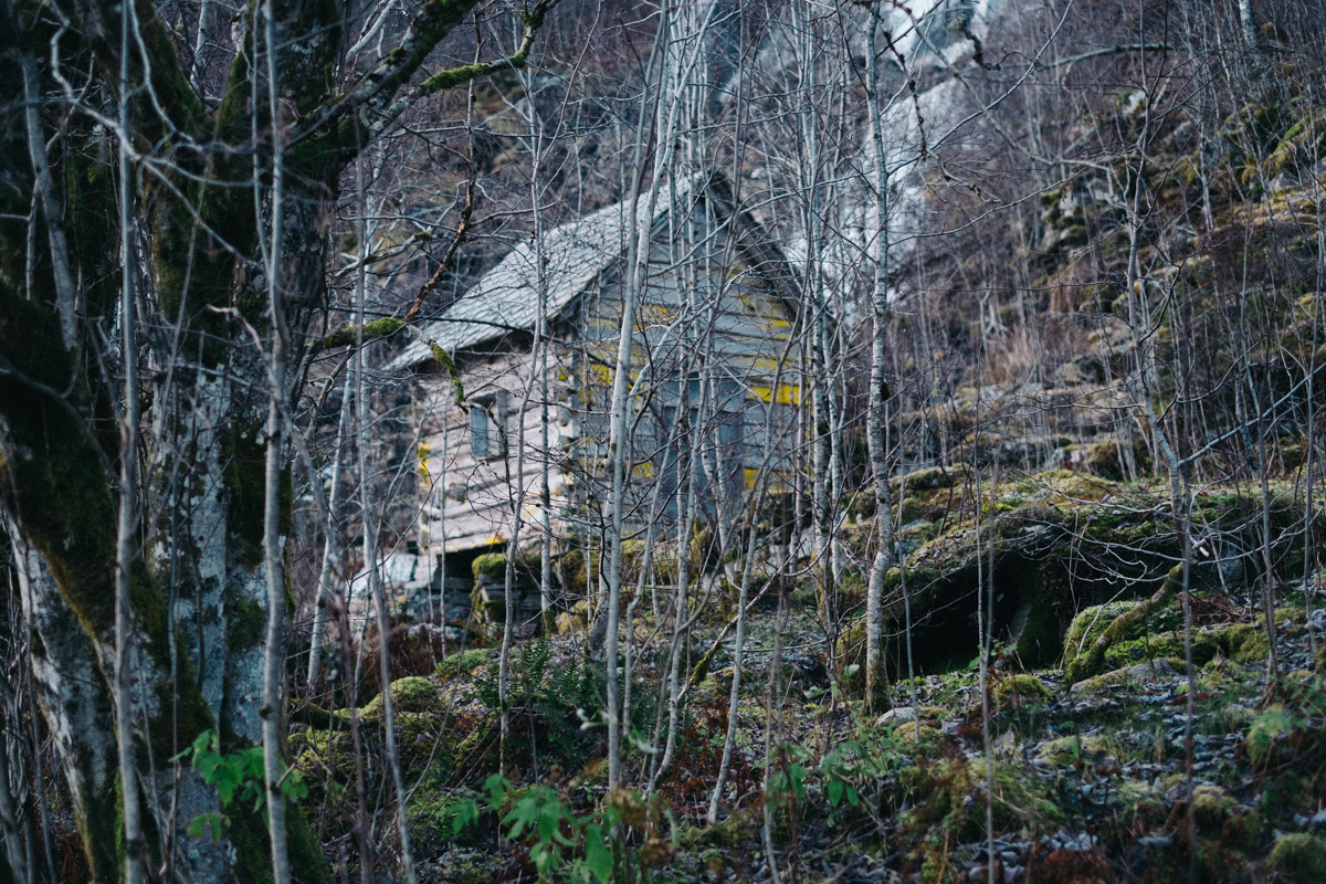 A cabin near the waterfall called Tvindefossen.